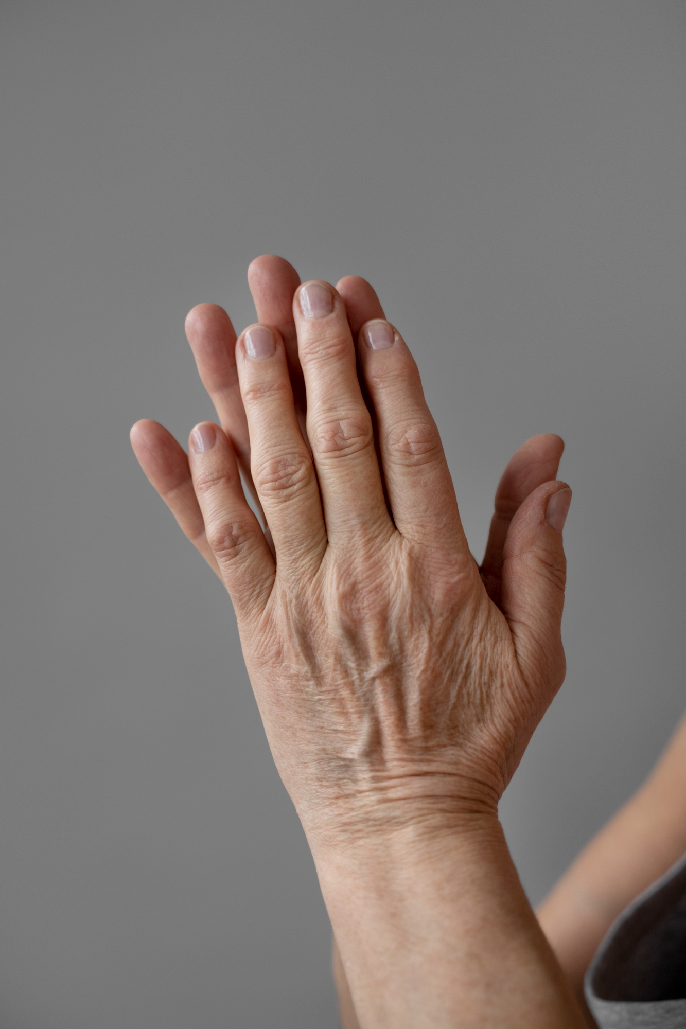 Mãos cuidadosas representando cuidado humanizado